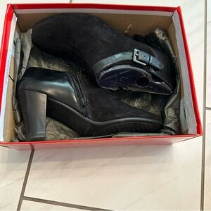 NWT Aerosoles Doodle Booties In Black Suede/Learher Combo Size 7 Women's Shoes